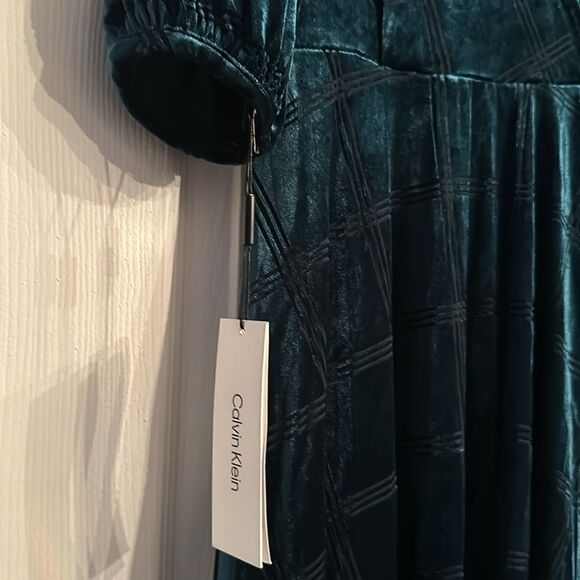 NWT  Calvin Klein Puff-Sleeve Velvet Dress - Picture 6 of 7